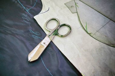 Dikiş izi kumaşları kesmeye hazır çevrili