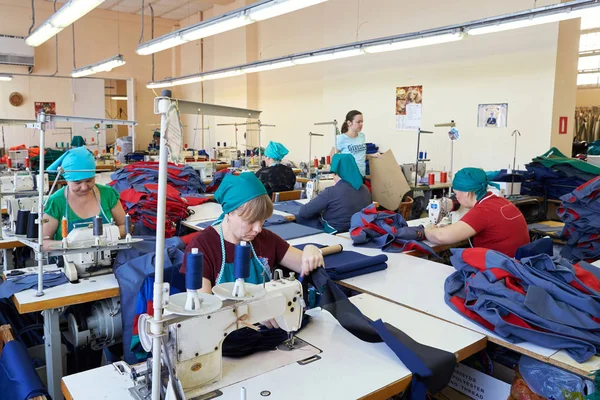 İş elbiseleri dikiş için fabrikada bir sahne. Üzerinde çalışmak