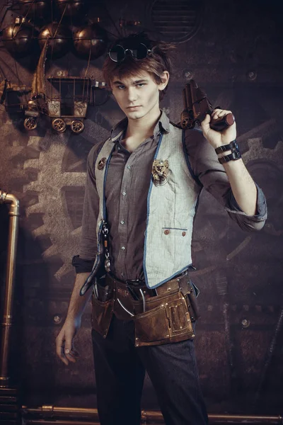 Karanlık bir arka plan üzerinde steampunk tarzı erkek portre.