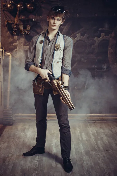 Bir silah ile bir sert çocuk takım elbise ile genç bir adam portresi.