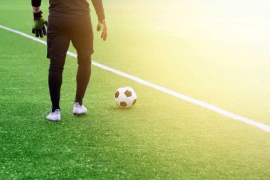 Futbolcu bir futbol topu ile yeşil alan.