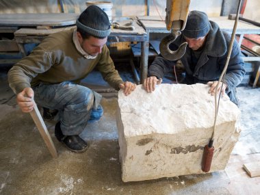 Stonecutters, değerli ston üreticisine iki heykeltıraşlar