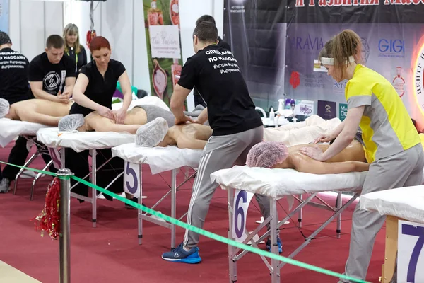 Concours de formation de spécialistes en massage améliorant la santé . — Photo