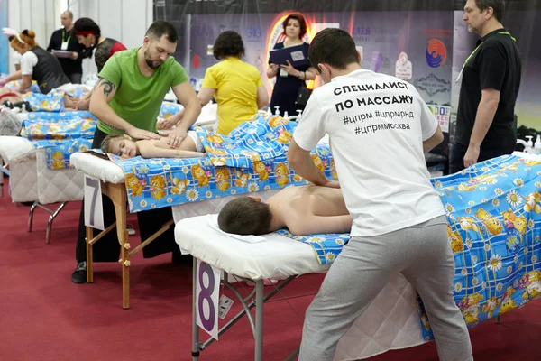 Formation de masseurs pour massage des enfants . — Photo