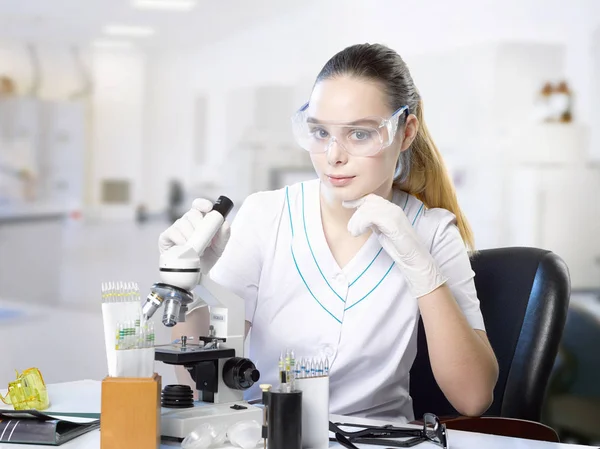 Retrato de uma bela estudante assistente de laboratório . — Fotografia de Stock