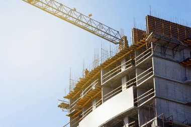 Yüksek katlı bir apartman bina sahne.