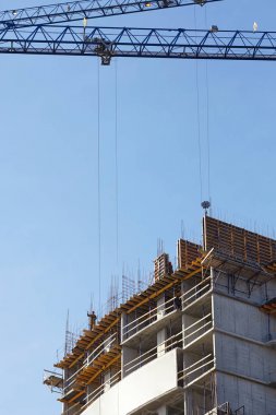 Yüksek katlı bir apartman bina sahne.