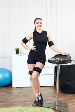 Güzel bir genç kız için practici simülatörü yanında duruyor