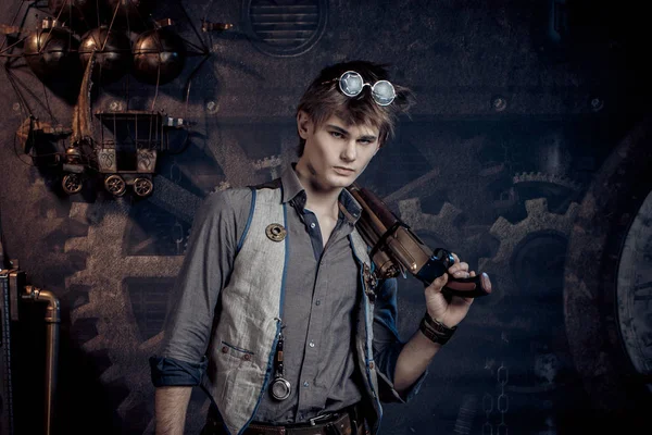 Takım elbiseli bir silah olan genç bir adam portresi.