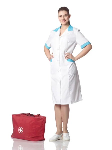 Lekarka w biały medyczny szlafrok z czerwony worek ze mną — Zdjęcie stockowe