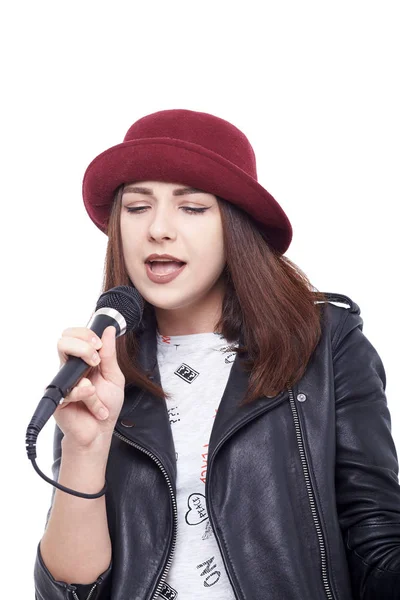 Una joven cantando con un micrófono con una camiseta blanca — Foto de Stock