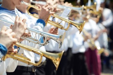 Tatlı bir çocuk Orkestrası müzik Rüzgar instru üzerinde oynama
