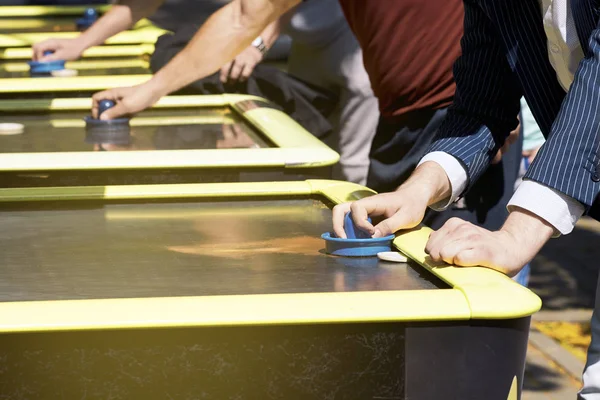 Primer plano de la competencia de hombres de negocios en un juego de hockey de mesa i —  Fotos de Stock