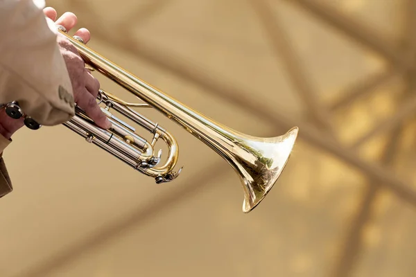 Primer plano de una mano de un músico europeo tocando una trompeta . — Foto de Stock