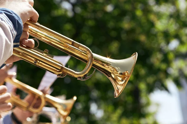 Avrupa müzisyenler üzerinde altın bir trompet çalmaya closeup. — Stok fotoğraf