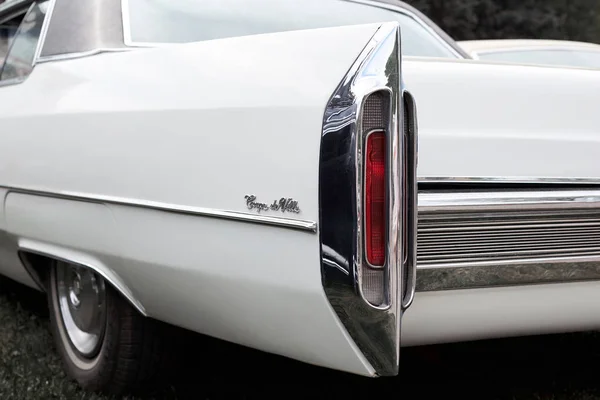 Closeup of a wing and rear light of a luxury retro Cadillac Coup — Stock Photo, Image