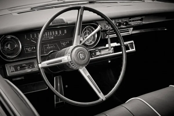 Closeup of steering wheel salon and dashboard of a luxury retro — Stock Photo, Image