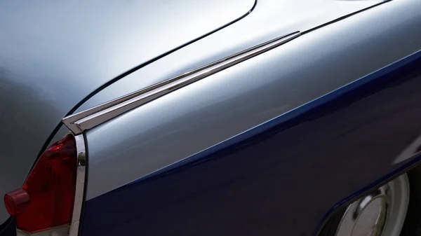 La luz trasera y el ala de un coche antiguo azul . — Foto de Stock