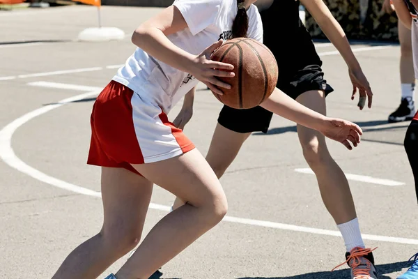 Group of happy teenage girls playing basketball. — Stock Photo, Image