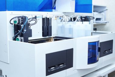 Hastane laboratuvarları, otomatik biyokimya analizörü.