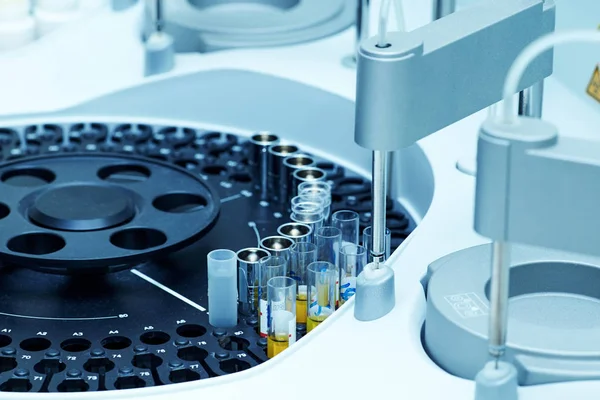 Hastane laboratuvarları, otomatik biyokimya analizörü.