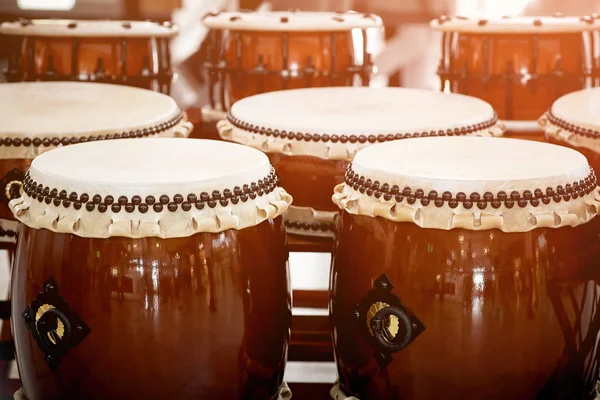 Nahaufnahme japanisches Schlagzeug-Arrangement während eines Straßenfestes. — Stockfoto