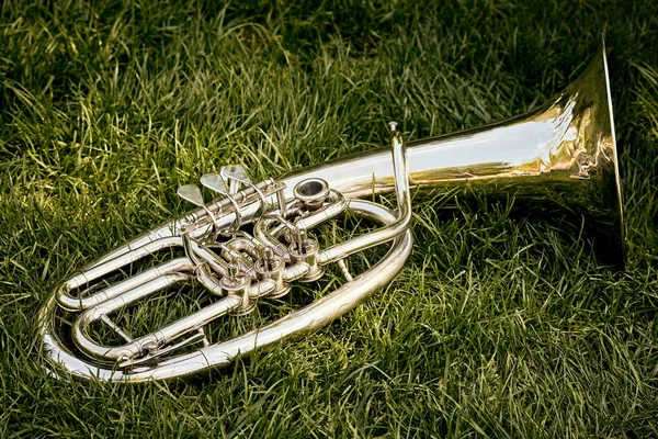 Närbild av en musikalisk blåsinstrument orkester av silver trumpet — Stockfoto