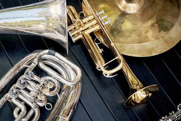 Vários instrumentos de sopro musical trompetes orquestra, pratos, cla — Fotografia de Stock