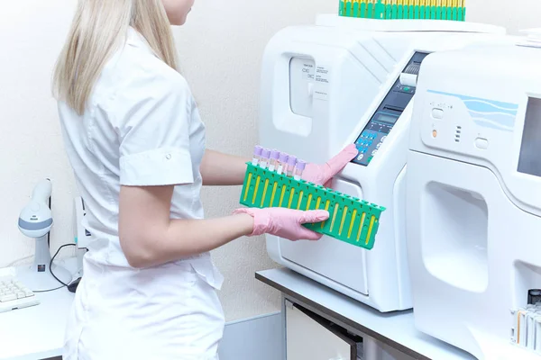 실험실의 과학자 장소 혈액 또는 urin 테스트 튜브 — 스톡 사진