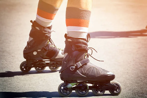 The guy goes rollerblading on the asphalt. — Stock Photo, Image