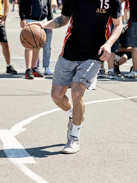 A group of young guys playing street basketball in the city squa — Stock Photo, Image