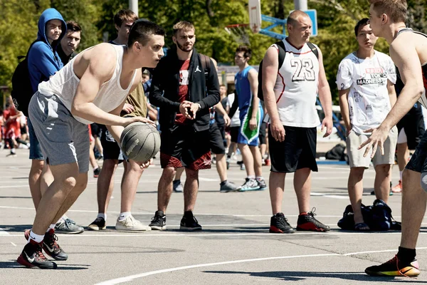 Un grupo de chicos jóvenes jugando baloncesto callejero en la ciudad squa — Foto de Stock