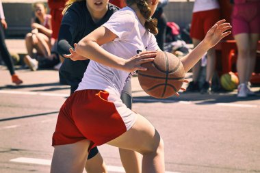 Kadınlar basketbol oynar. 