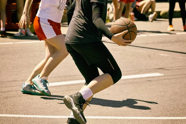 Women play basketball. — Stock Photo, Image