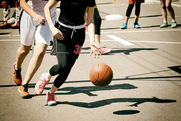 Group of happy teenage girls playing basketball. — Stock Photo, Image