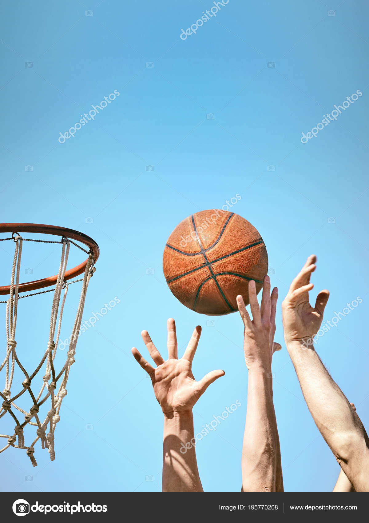 баскетбол мяч. баскетбольный мяч и кольцо. баскетбольный мяч в корзине. баскетболист забрасывает мяч. забрасывает мяч в корзину.
