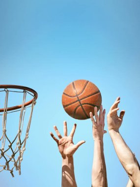 İki basketbol oyuncu ile her ikisi sepet içine topu 