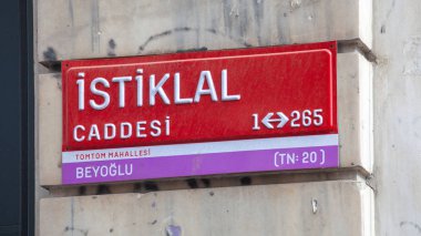 Caddedeki kırmızı plakalı.
