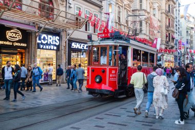 Tarihi kırmızı tramvay ve birçok turist ve alıcı 