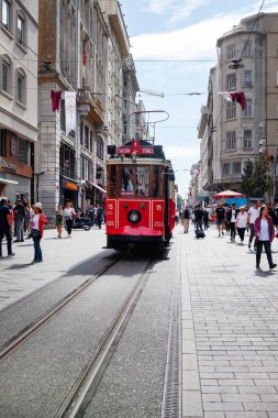 Tarihi kırmızı tramvay ve çok sayıda turist 