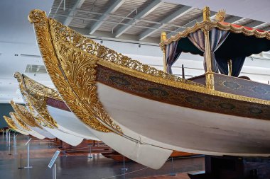 Güzel altın süslemeleri olan birkaç büyük Türk kadırgası. 