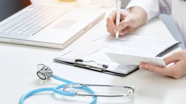 Doktor ofisinde reçete yazıyor..