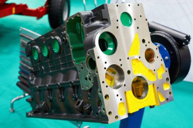 Bir servis atölyesinde onarım çalışmalarını göstermek için benzinin ya da dizel motorun parçalanmış demir bloğunun yakın çekimi.