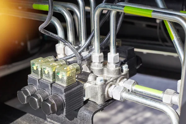 Bir traktör veya diğer tarımsal makinelerdeki ekipmanlar için yakın hidrolik kontrol sistemi.