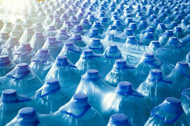 Bir depoda ya da süpermarkette nakliyeye hazır bir sürü plastik maden suyu şişesi var..