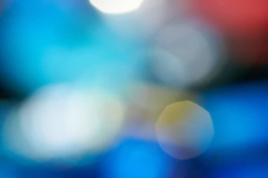 Koyu bir arka planda güzel renkli Bokeh ışıkları. Boşluğu kopyala.