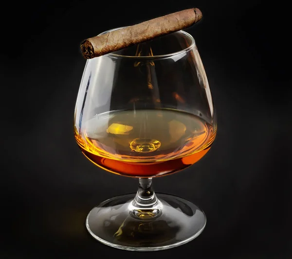 A glass of whiskey and cigar — Stock Photo, Image