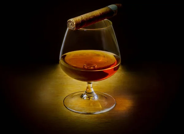 Стакан виски с сигарой — стоковое фото