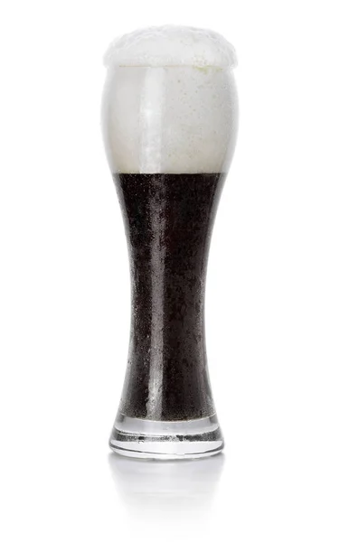 Um copo de cerveja fresca escura — Fotografia de Stock