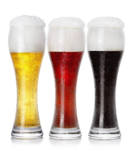 Tres vasos de cerveza espumosa fresca diferente — Foto de Stock